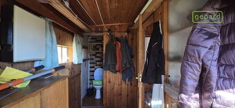 Oplocená zahrada o celkové výměře 614 m2 s podsklepenou dřev