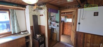 Oplocená zahrada o celkové výměře 614 m2 s podsklepenou dřev