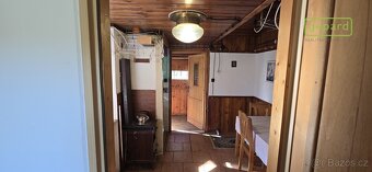 Oplocená zahrada o celkové výměře 614 m2 s podsklepenou dřev
