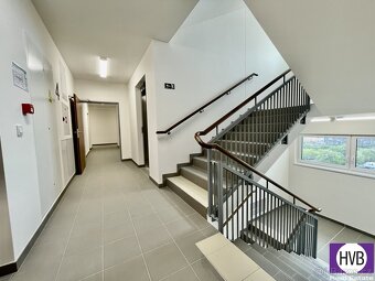 Nabízíme k pronájmu byt 1+kk s balkonem a venkovním parkovac