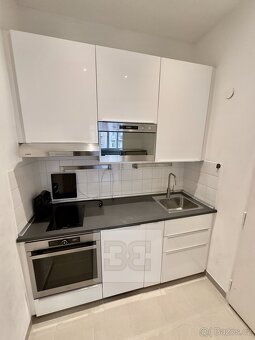 Ev.č. N08910 Nabízíme k pronájmu světlý a perfektně řešený b