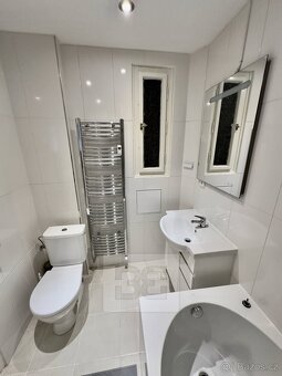 Ev.č. N08910 Nabízíme k pronájmu světlý a perfektně řešený b