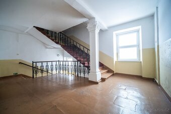 Nabízíme k pronájmu rozsáhlou komerční budovu v Broumově, na