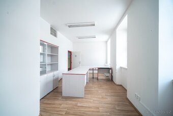 Nabízíme k pronájmu rozsáhlou komerční budovu v Broumově, na