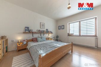 Nabízíme k prodeji prostorný cihlový rodinný dům 4+1 v klidn