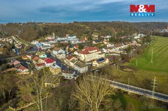 Nabízíme k prodeji prostorný cihlový rodinný dům 4+1 v klidn
