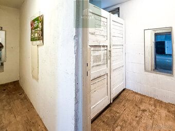 Nabízíme k pronájmu rozsáhlé komerční prostory vhodné pro au
