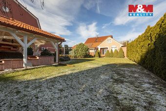 Nabízíme k prodeji velmi okázalou nemovitost, jejíž zámecký 