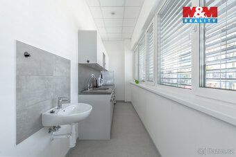 Nabízíme k pronájmu prostornou a reprezentativní kancelář o 