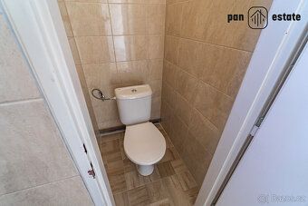 Nabízíme k prodeji víceúčelovou budovu v samotném centru Zlí
