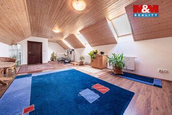 Nabízíme k prodeji prostorný rodinný dům v klidné části obce
