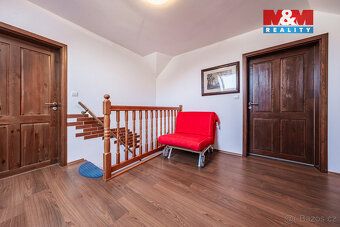 Nabízíme k prodeji prostorný rodinný dům v klidné části obce