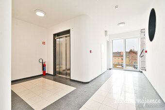 Nabízíme k podnájmu moderní byt o dispozici 1+kk s balkonem,