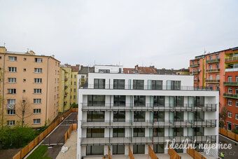 Nabízíme k podnájmu moderní byt o dispozici 1+kk s balkonem,