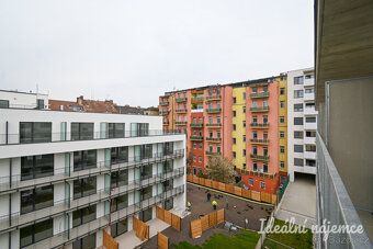 Nabízíme k podnájmu moderní byt o dispozici 1+kk s balkonem,