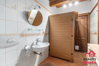 Nabízíme k prodeji velký rodinný dům o dispozici 5+2, který 