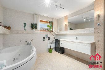 Nabízíme k prodeji velký rodinný dům o dispozici 5+2, který 
