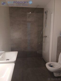 Nabízíme k pronájmu moderní a světlý byt o velikosti 2 + kk,
