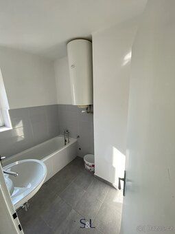 Ev.č. 01568 Nabízíme k pronájmu byt o dispozici 2+1 a užitné
