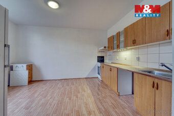 Nabízíme k pronájmu prostorný byt o dispozici 2+1 a o výměře