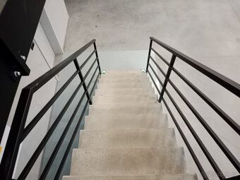 Představuji skladovací a výrobní halu, která se nachází ve V