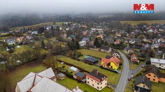 Většina lidí v téhle fázi nehledá „hezký pozemek“. Spíš si v