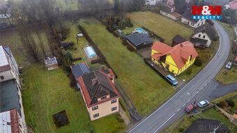Většina lidí v téhle fázi nehledá „hezký pozemek“. Spíš si v