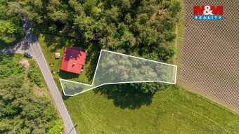 Pozemek o rozloze 963 m² v Radčicích se nachází v klidné čás