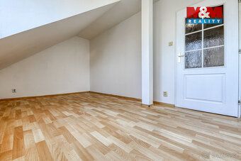 Podkrovní byt 4+kk s komorou, vlastním pozemkem (114 m²) a k