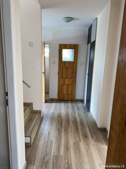 Nabízíme k prodeji samostatně stojící rodinný dům o dispozic