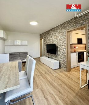 Nabízíme k pronájmu světlý a velmi vkusně zrekonstruovaný by