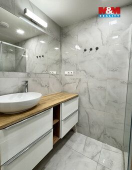 Nabízíme k pronájmu světlý a velmi vkusně zrekonstruovaný by