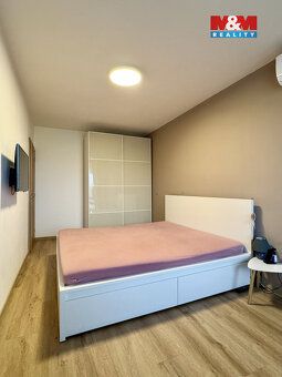 Nabízíme k pronájmu světlý a velmi vkusně zrekonstruovaný by