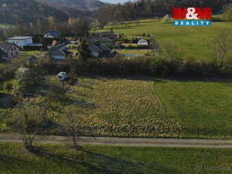 Nabízíme ke koupi lehce svažitý pozemek o výměře 1 056 m² v 