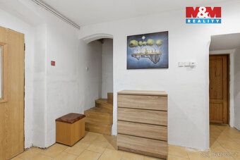 Nabízíme k prodeji prostorný rodinný dům v obci Lubenec s už