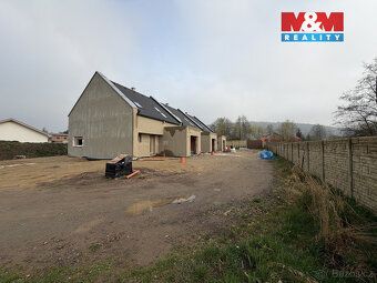 Nabízíme k prodeji hrubou stavbu řadového rodinného domu s g