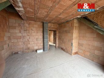 Nabízíme k prodeji hrubou stavbu řadového rodinného domu s g