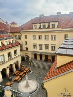 Nabízíme k pronájmu velmi krásný a prostorný 2+kk byt v samé