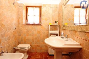 Představujeme vám krásný rezidenční dům, ponořený do sytě ze