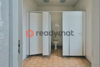 Tento volný komerční prostor v rámci administrativní budovy 