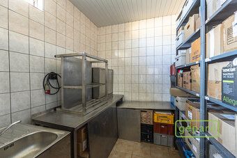 Nabízíme k prodeji víceúčelovou nemovitost ve Středoklukách,