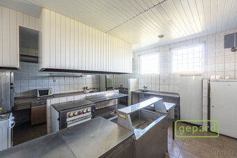 Nabízíme k prodeji víceúčelovou nemovitost ve Středoklukách,