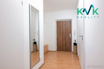 Nabízíme k prodeji světlý a velmi dobře udržovaný byt o disp
