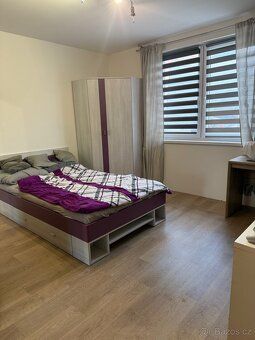 🏡 Prodej moderního rodinného domu s autodílnou – Vlčnov
Nabí