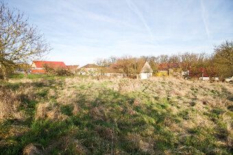 Na prodej pozemek pro bydlení o výměře 620 m² v Pteníně. Poz