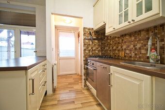 Na pronájem byt o dispozici 2+kk a podlahové ploše 42 m² v P