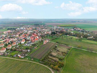 Nabízíme k prodeji slunný a rovinatý pozemek o ploše 932 m² 