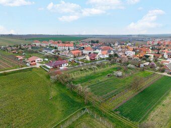 Nabízíme k prodeji slunný a rovinatý pozemek o ploše 932 m² 