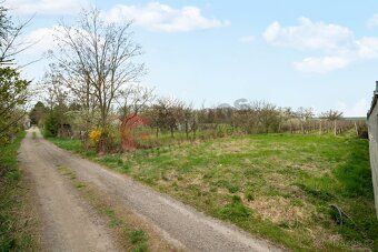 Nabízíme k prodeji slunný a rovinatý pozemek o ploše 932 m² 