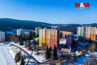 Nabízíme k prodeji útulný byt 2+1 o užitné ploše 51 m², v žá
